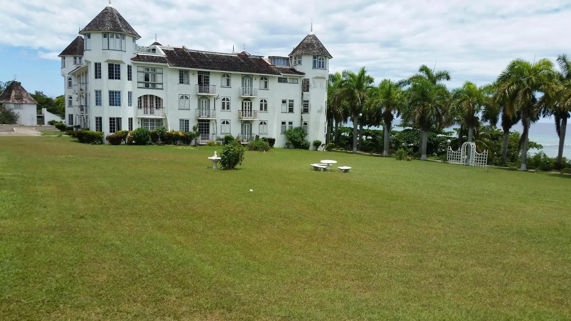 Seacastles Beach Apartments Montego Bay